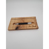 Handgefertigte geölte Holz Schreibtischablage für ein Schreibinstrument mit geradem Schlitz inkl. Gravur